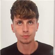 Profesor de primaria con aptitudes correctas. Apto para inculcar lo necesario.